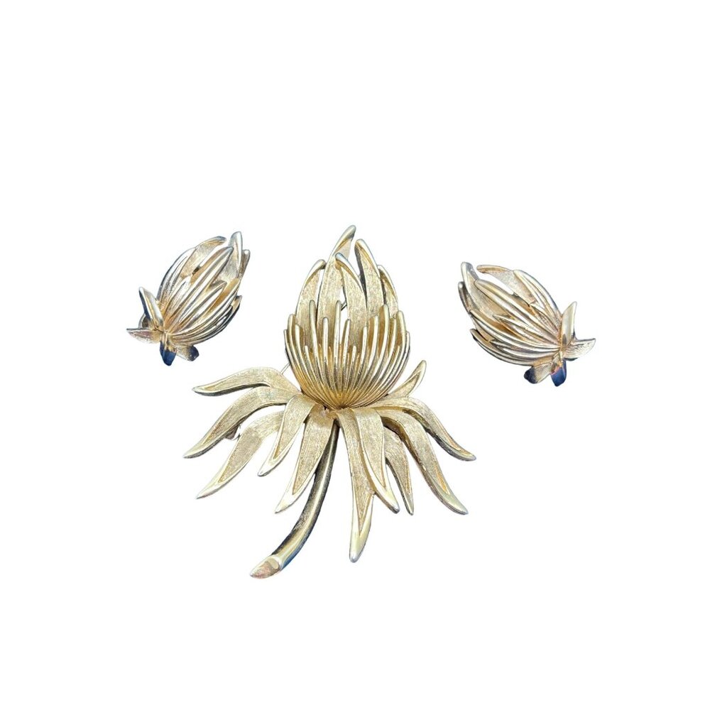 Vintage trifari brooch and earrings tulip flower gold tone